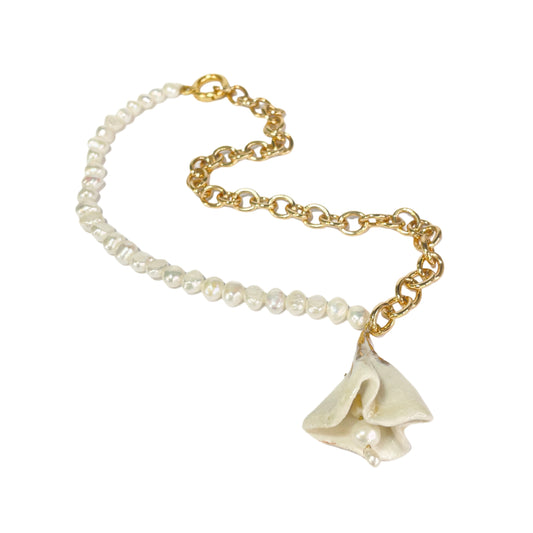 Colar Flor de Trombeta com Pérolas